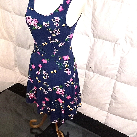 Sheath style dress from "Love Tree" - Picture 2 of 5